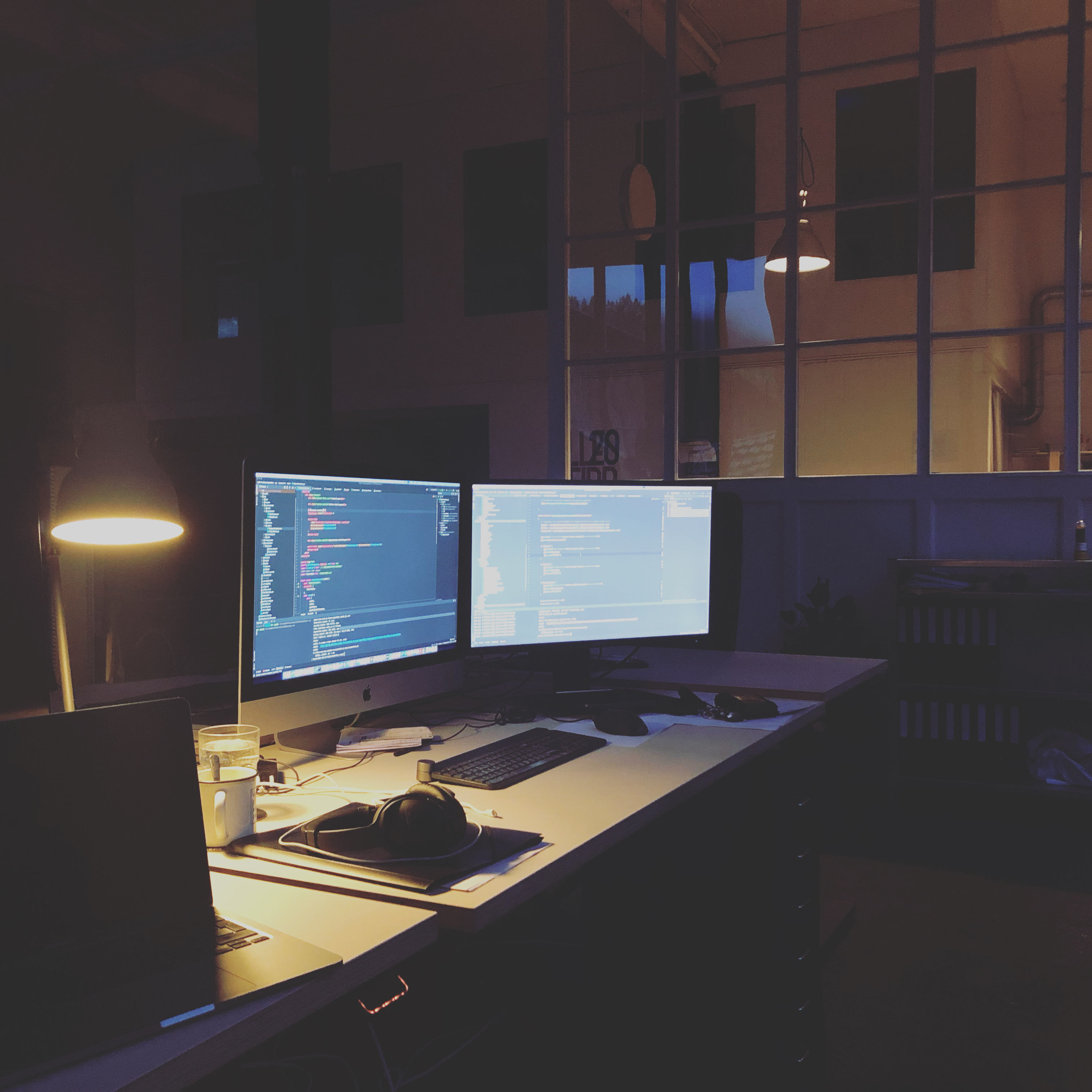 Entwickler-Arbeitsplatz von Prine in Baden bei Nacht